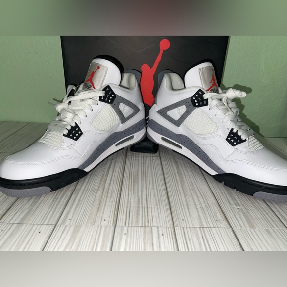 Preowned/Lightly Used: Air Jordan 4 Retro: Cement 4 Size 10 - Picture 9 of 11